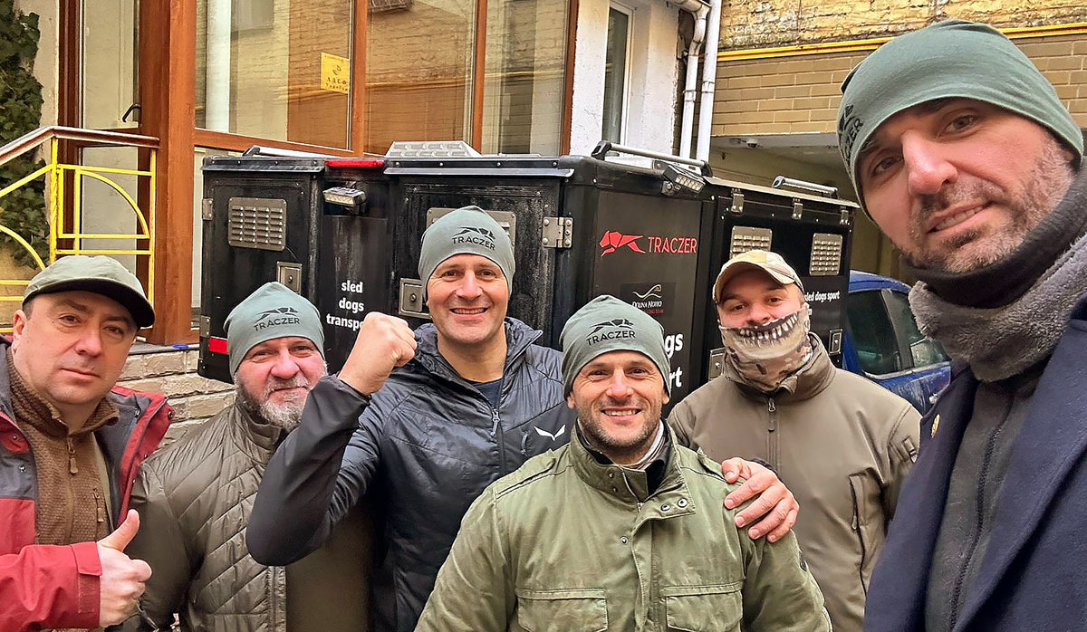 Konwój nr 38 w Ukrainie, na zdjęciu weterani jednostki GROM oraz Marcin Gortat. Fot. archiwum prywatne Igora Tracza Konwój nr 38 w Ukrainie, na zdjęciu weterani jednostki GROM oraz Marcin Gortat. Fot. archiwum prywatne Igora Tracza