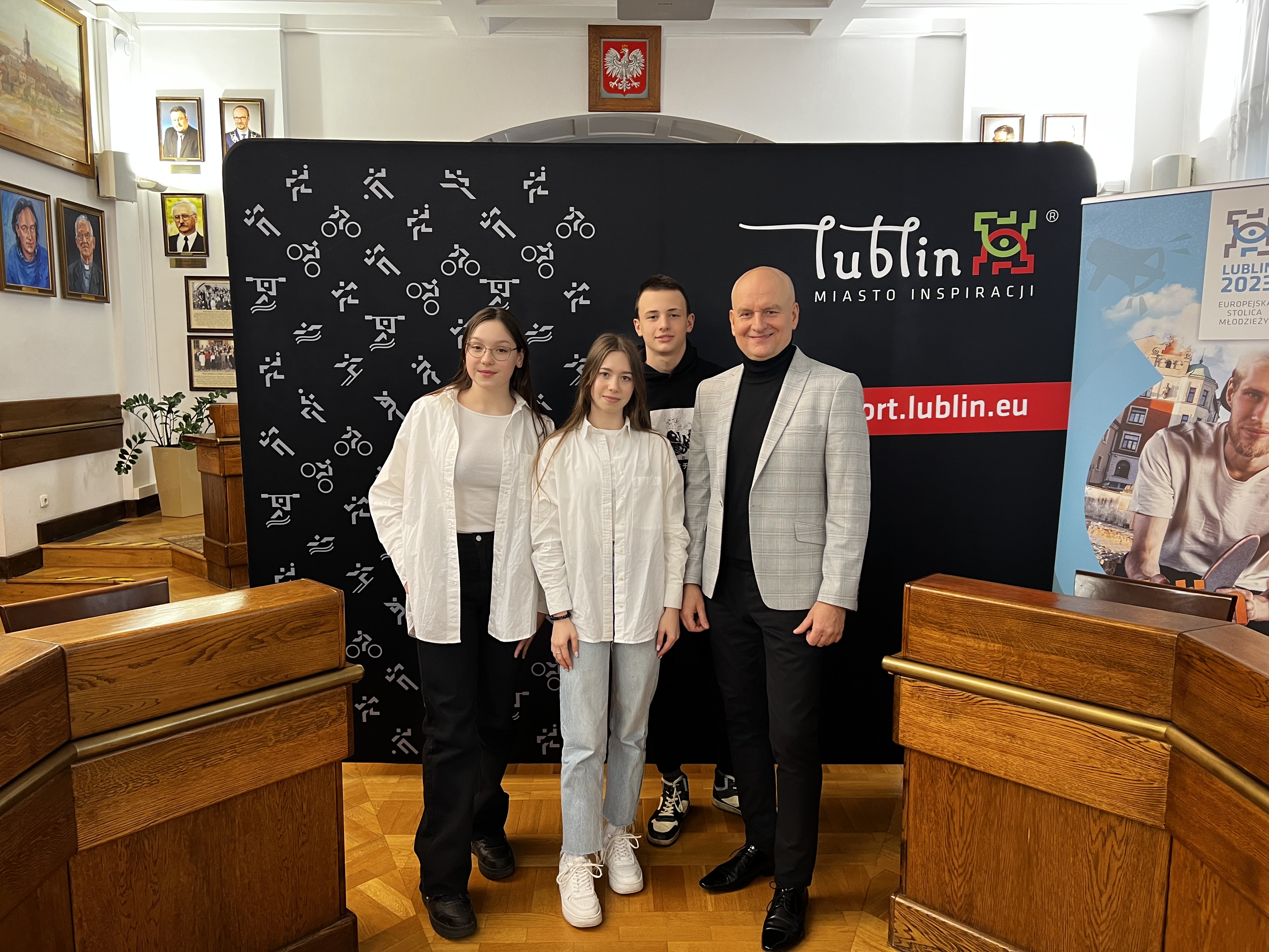 Wręczenie sprzętu sportowego ufundowanego przez UNICEF podczas wizyty w Ratuszu Miasta Lublin Wręczenie sprzętu sportowego ufundowanego przez UNICEF podczas wizyty w Ratuszu Miasta Lublin