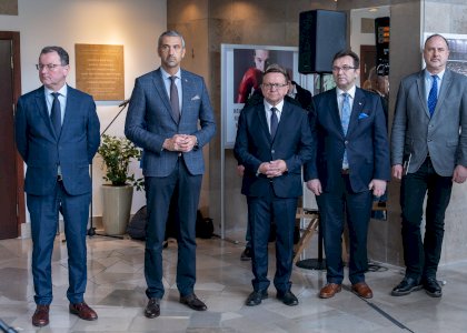 Od lewej: Arkadiusz Czartoryski, wiceminister sportu i turystyki; Marek Pęk, wicemarszałek Senatu RP; poseł Marek Matuszewski, wiceprzewodniczący Komisji Kultury Fizycznej, Sportu i Turystyki; Wiesław Włodek, wiceprezes Poczty Polskiej oraz poseł Andrzej Szewiński