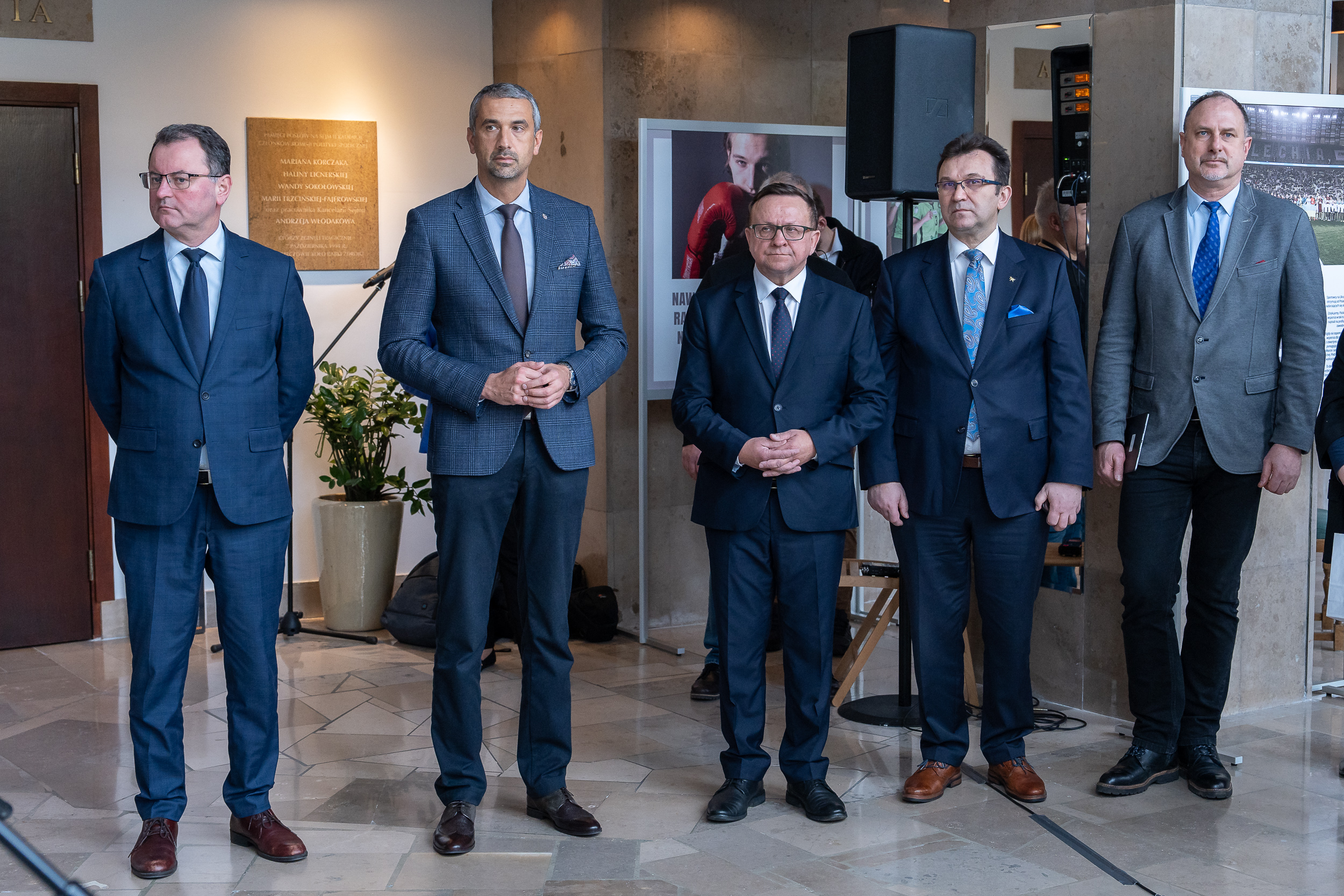 Od lewej: Arkadiusz Czartoryski, wiceminister sportu i turystyki; Marek Pęk, wicemarszałek Senatu RP; poseł Marek Matuszewski, wiceprzewodniczący Komisji Kultury Fizycznej, Sportu i Turystyki; Wiesław Włodek, wiceprezes Poczty Polskiej oraz poseł Andrzej Szewiński